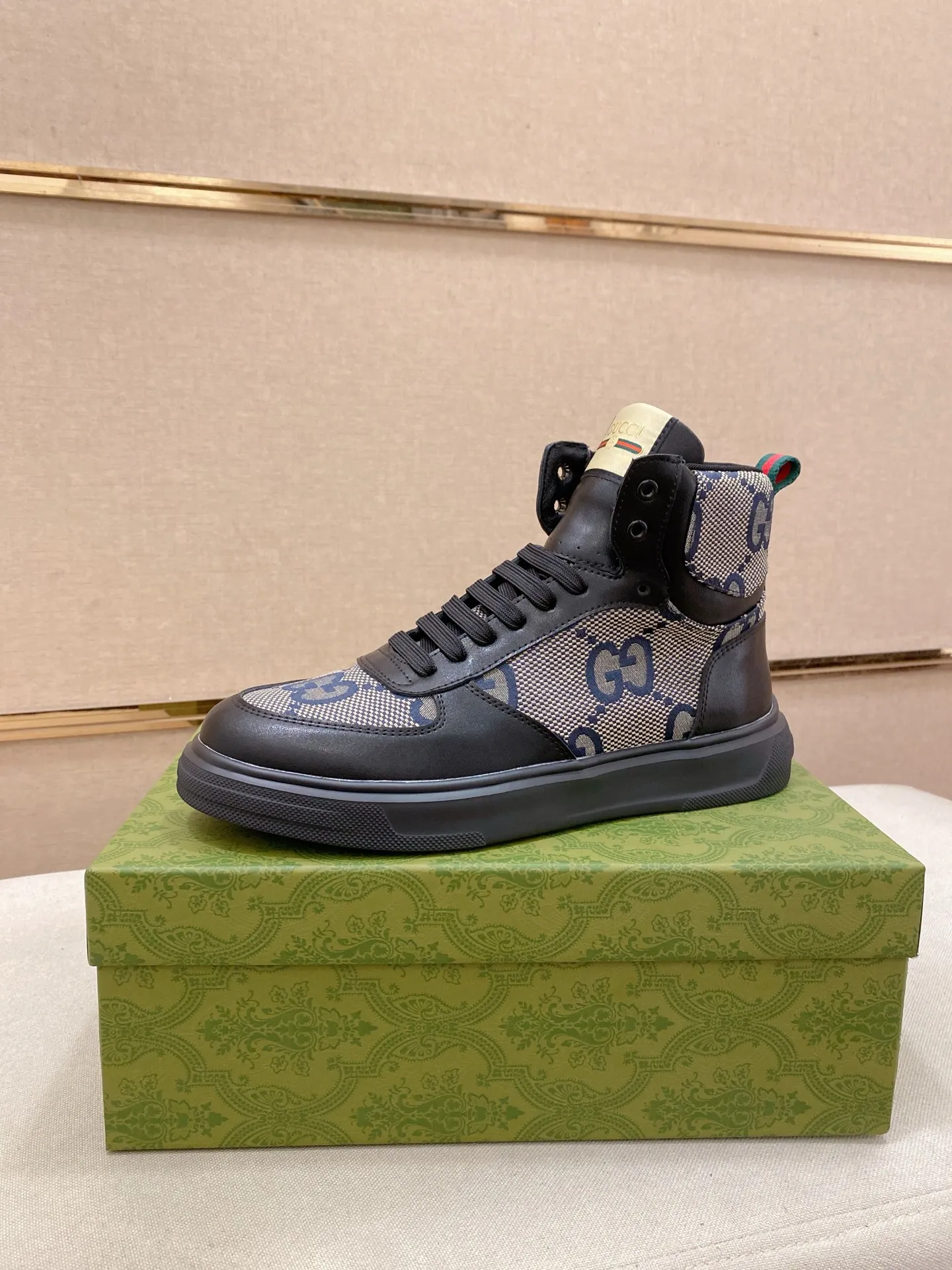 Men's clothing and shoes: 420💰 (GUCCI) The latest model from the official website🎁🎁Casual and fashionable men's shoes👟, hot style💥The version is simple and elegant, exclusive for trendy men. The unique latest brand elements from the official website👑Original Gucci decoration, fashionable and generous, the fabric is original cowhide ✅Mesh breathable lining, the official website specifies wear-resistant casual outsole, the classic model is taken in kind at the counter🎬38-44 (can be customized for 45 non-refundable)